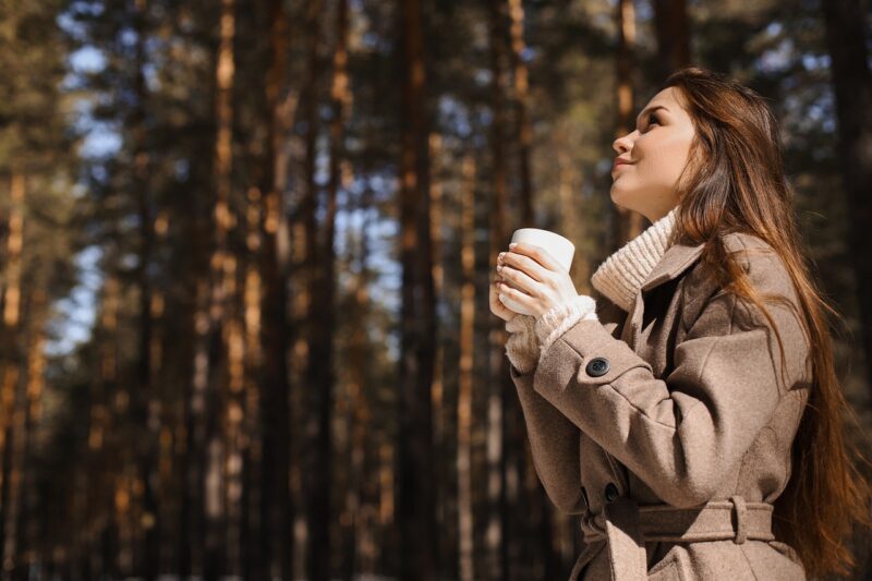 女性がコーヒーを飲む画像